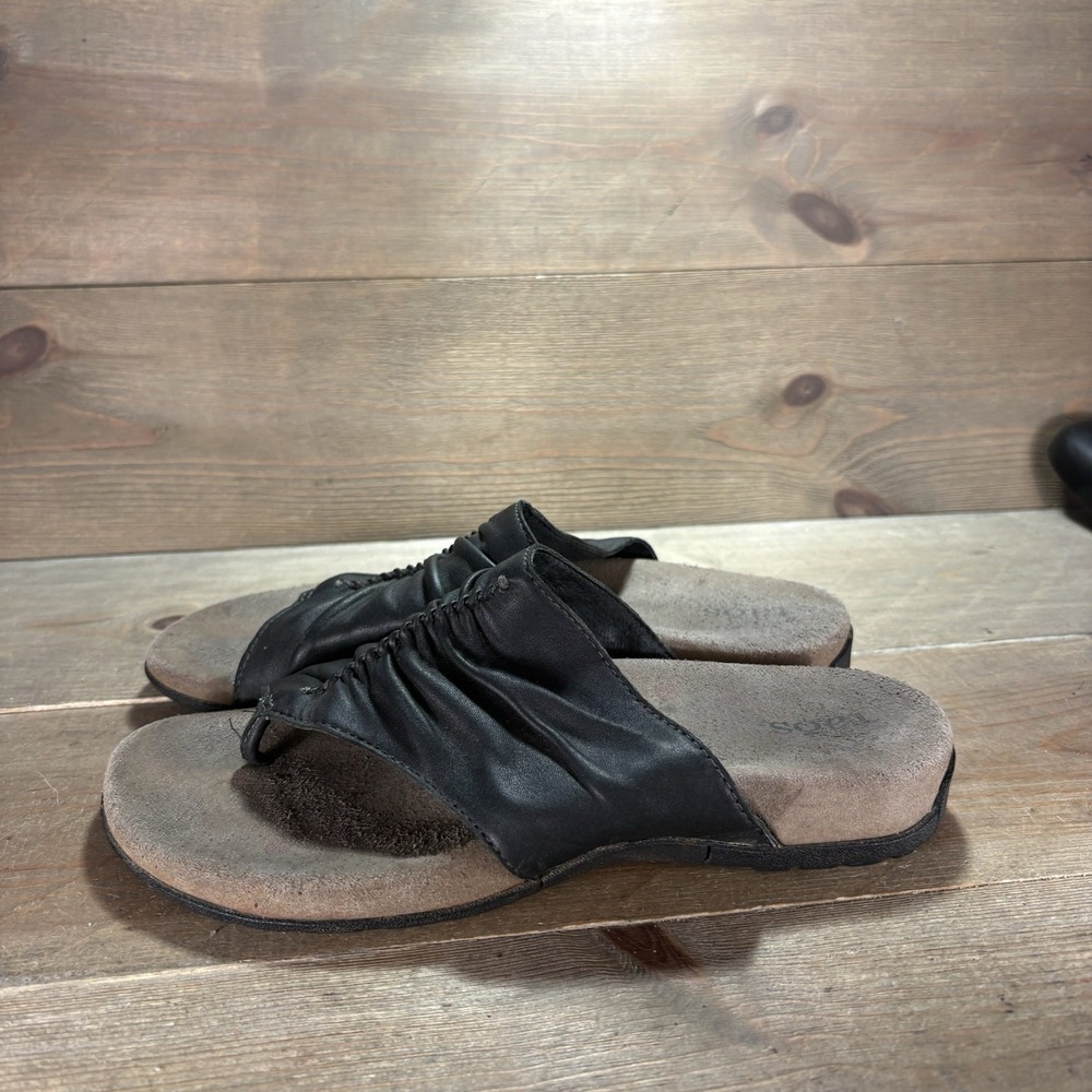 Taos Gift 2 Womens size 7 shoes Black Leather Ruched Thong Comfort sandals